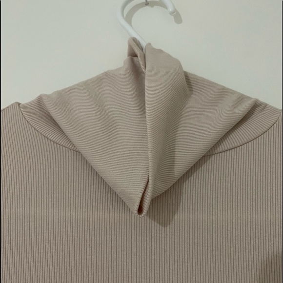 ARITZIA Sunday Best turtleneck long sleeve. Never worn. - Picture 3 of 4